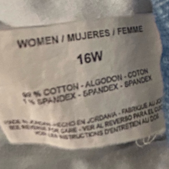 🌻Embroidered Denim Capris - Picture 4 of 5